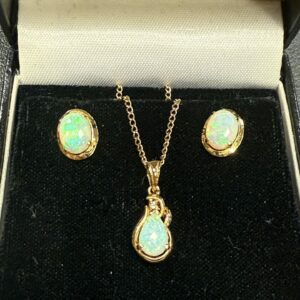 18ct gold and opal pendant and earrings set