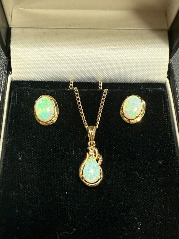 18ct gold and opal pendant and earrings set