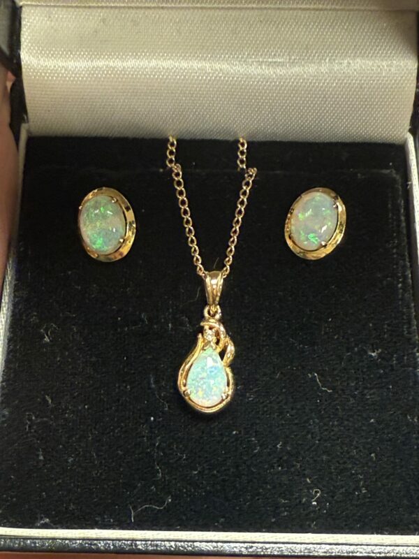 18ct gold and opal pendant and earrings set - Image 2