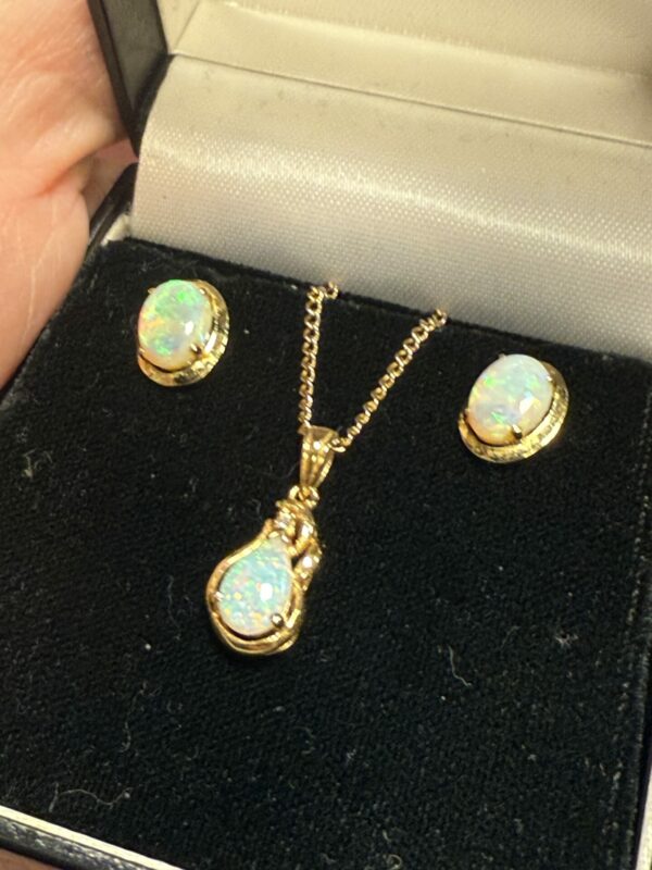 18ct gold and opal pendant and earrings set - Image 4