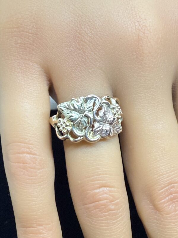 Vintage black hills 10ct gold ring