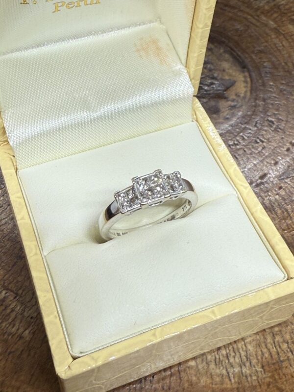 18ct white gold and .50 ct of diamonds ring - Image 2