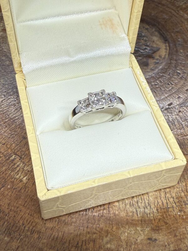 18ct white gold and .50 ct of diamonds ring - Image 4