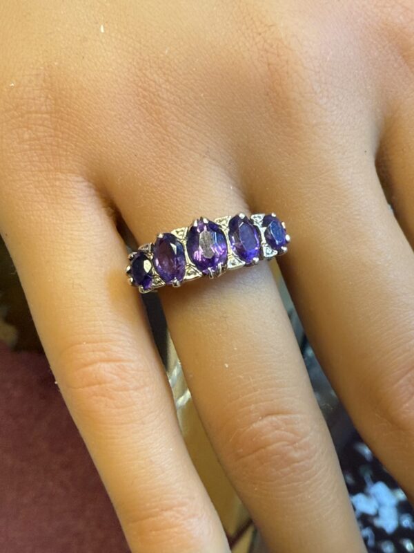 Antique amethyst ladies 9ct gold ring