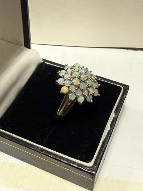 9ct gold and opal cluster ring - Image 3