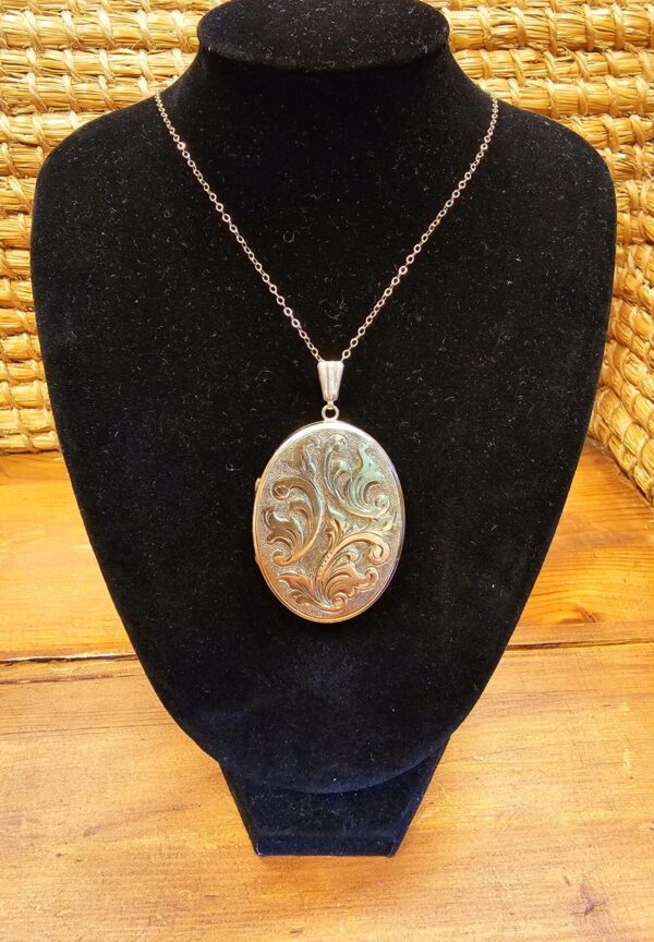 9ct Gold Oval Locket and Chain