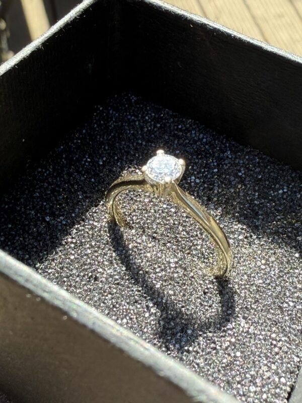 9ct gold diamond .25 solitaire ring - Image 2