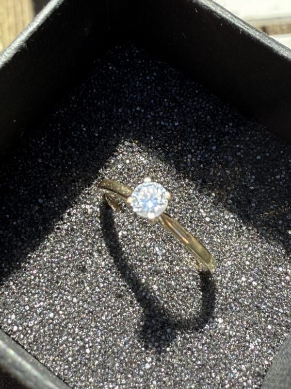 9ct gold diamond .25 solitaire ring - Image 3