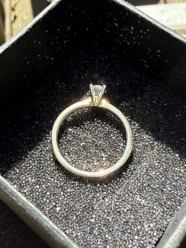 9ct gold diamond .25 solitaire ring - Image 4