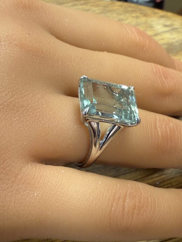 Green amethyst ladies 9ct gold ring - Image 2