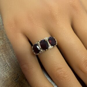 Vintage 9ct gold and garnet set ladies ring