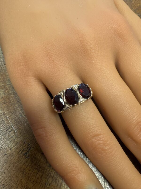 Vintage 9ct gold and garnet set ladies ring
