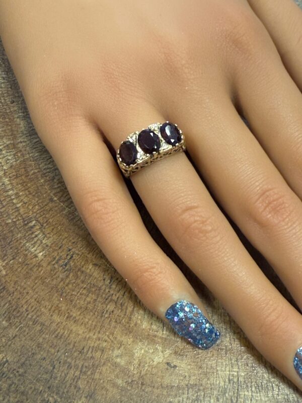 Vintage 9ct gold and garnet set ladies ring - Image 2