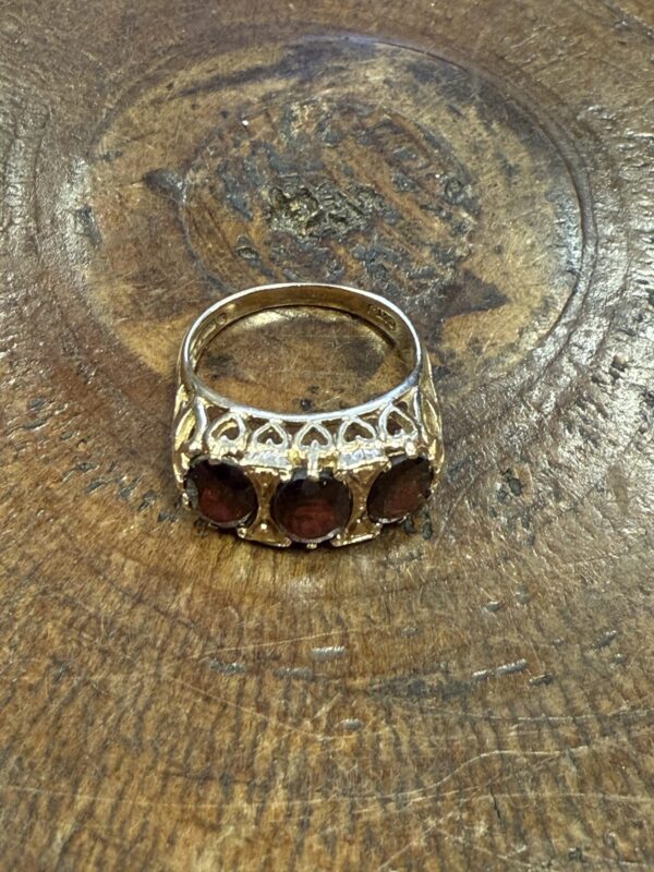 Vintage 9ct gold and garnet set ladies ring - Image 3
