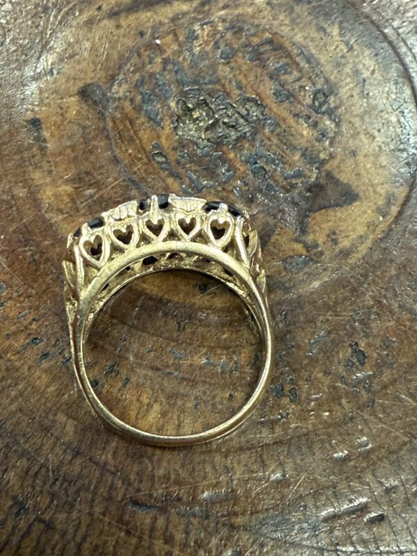 Vintage 9ct gold and garnet set ladies ring - Image 4