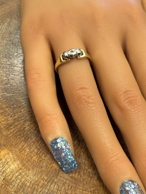 Vintage 18ct gold diamond trilogy ring - Image 2
