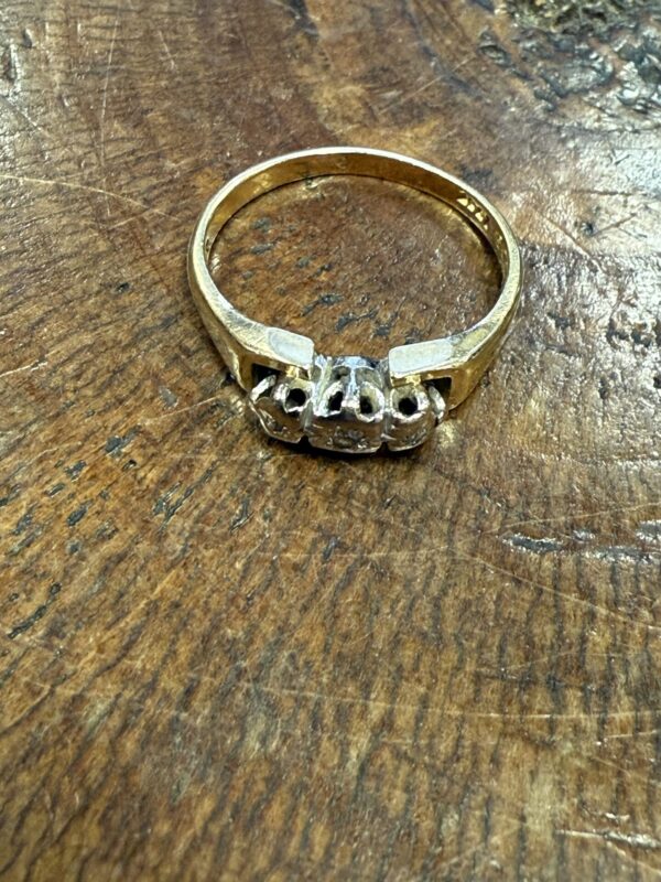 Vintage 18ct gold diamond trilogy ring - Image 3