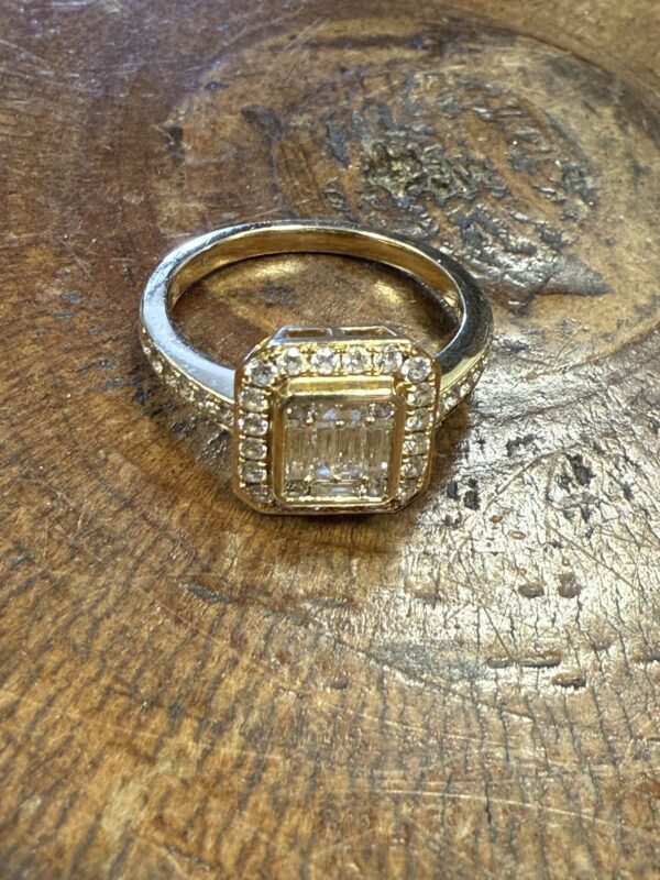18ct gold and diamond halo ladies ring - Image 3