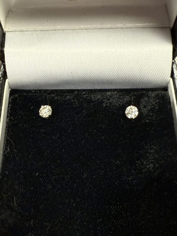 18ct  white gold diamond studs earrings
