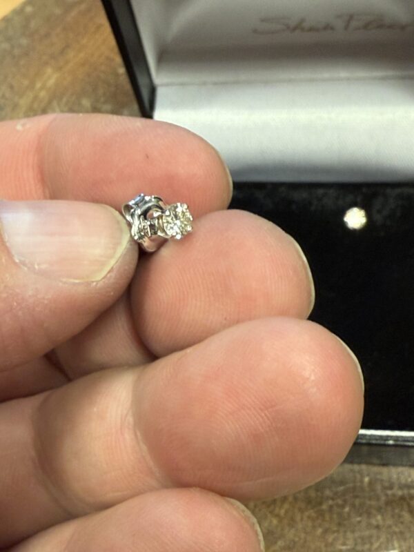 18ct  white gold diamond studs earrings - Image 2