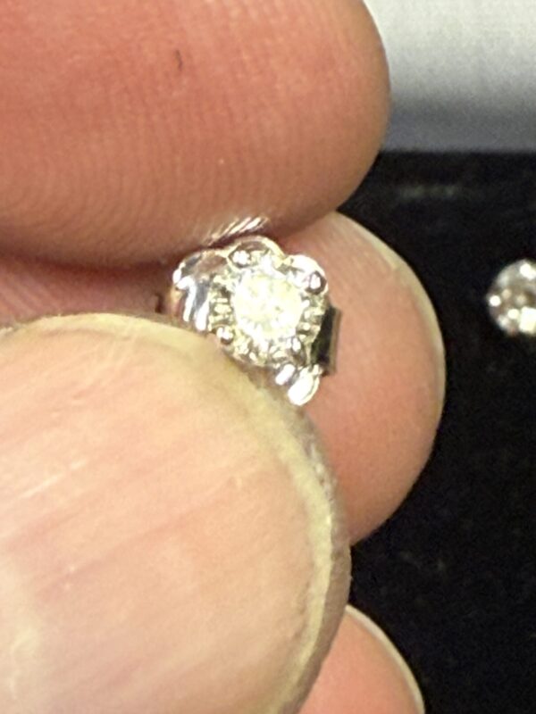 18ct  white gold diamond studs earrings - Image 3