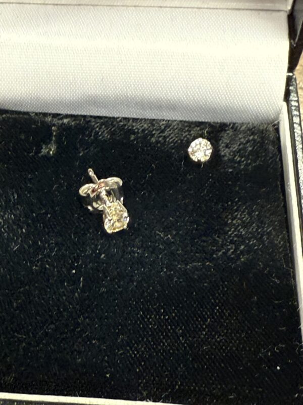 18ct  white gold diamond studs earrings - Image 4