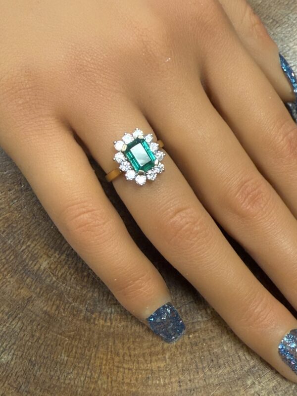 18ct gold emerald and diamond ladies ring - Image 2