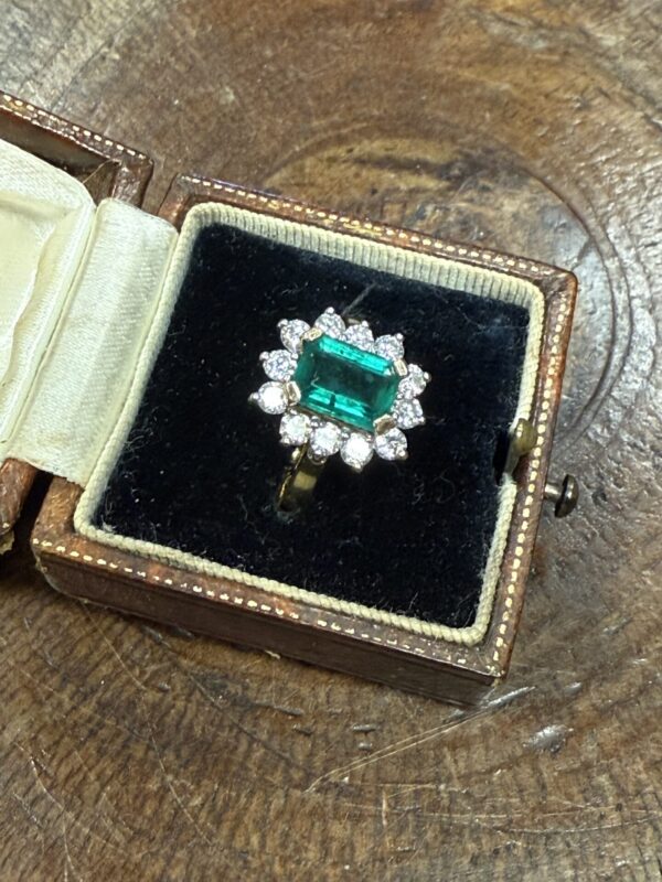 18ct gold emerald and diamond ladies ring - Image 4