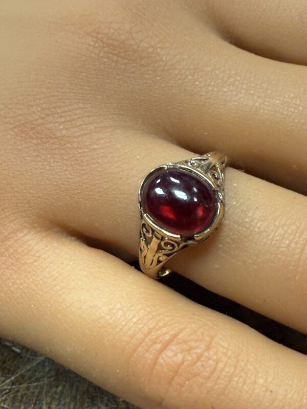 9ct gold cabochon ruby signet ring - Image 2