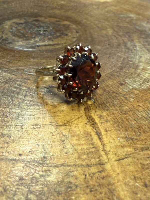 Large 9ct gold  garnet cluster ladies ring - Image 3