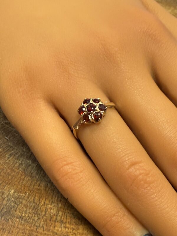 9ct gold Ladies garnet cluster - Image 2