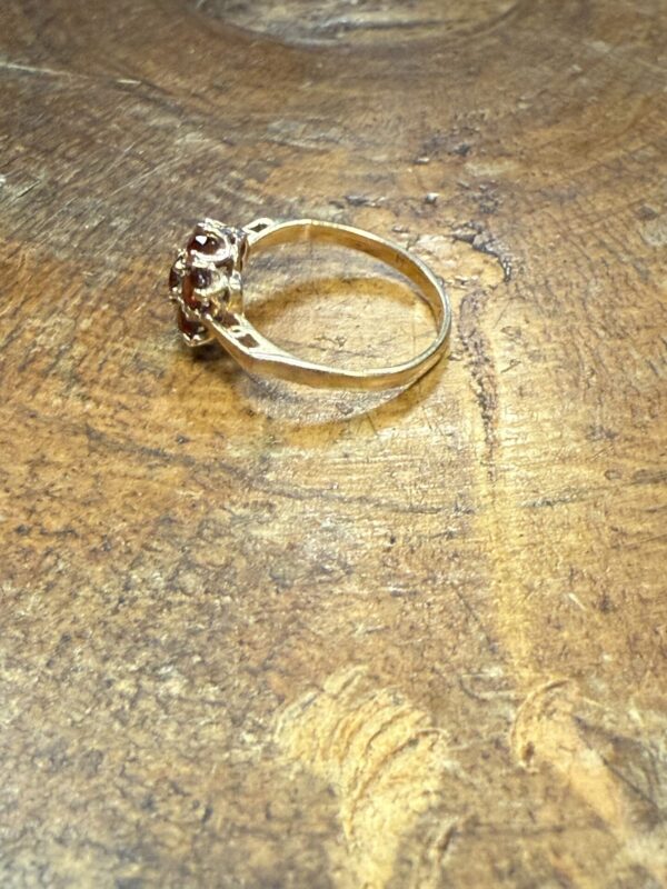 9ct gold Ladies garnet cluster - Image 4