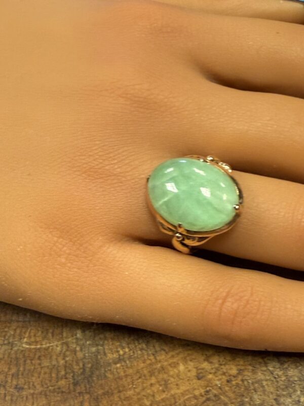 14ct gold vintage jade ladies ring - Image 2
