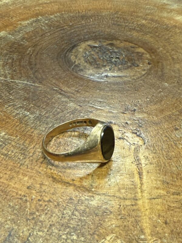 9ct gold and onyx signet ring - Image 4