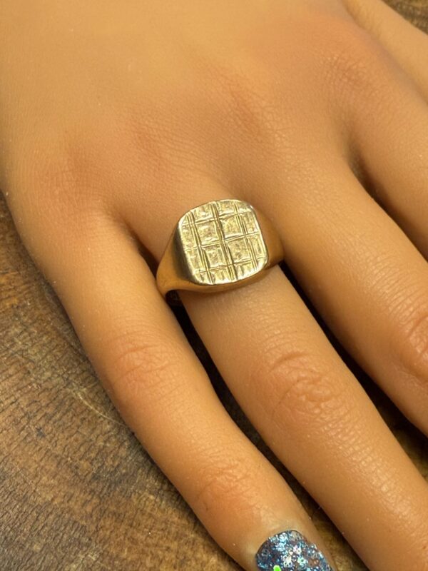 Unisex 9ct gold signet ring