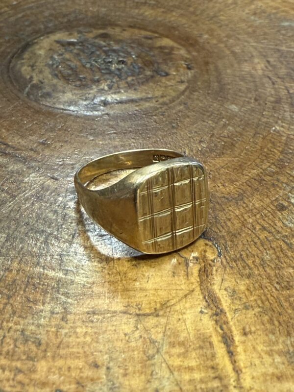Unisex 9ct gold signet ring - Image 3