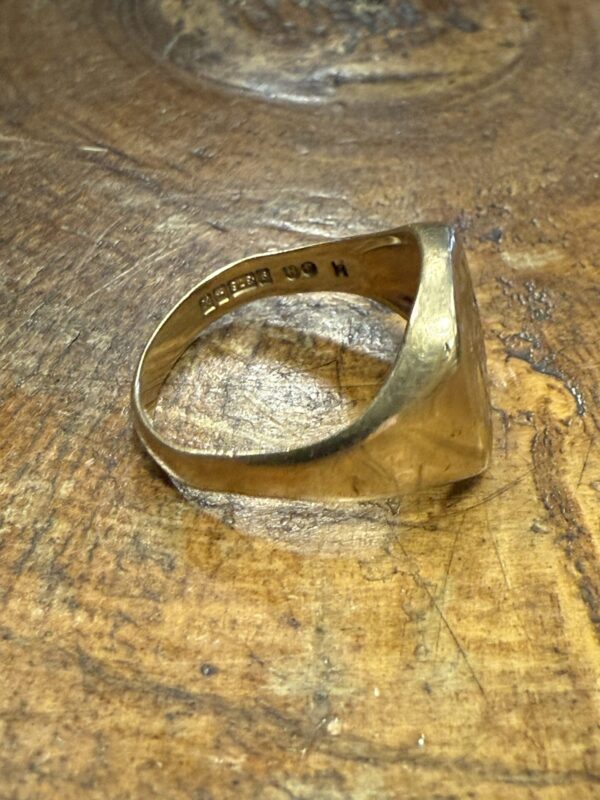 Unisex 9ct gold signet ring - Image 4