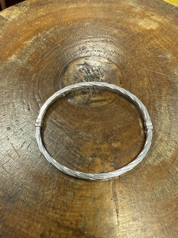 9ct white gold twist bangle - Image 2