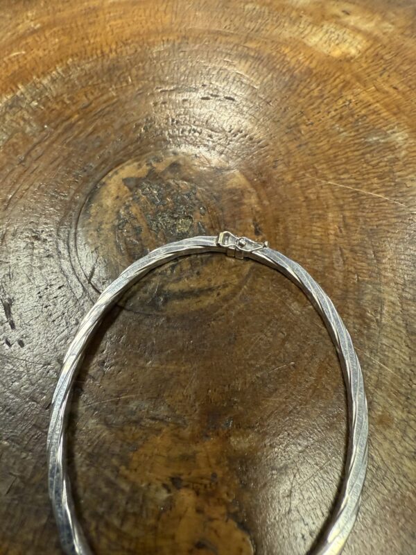 9ct white gold twist bangle - Image 3