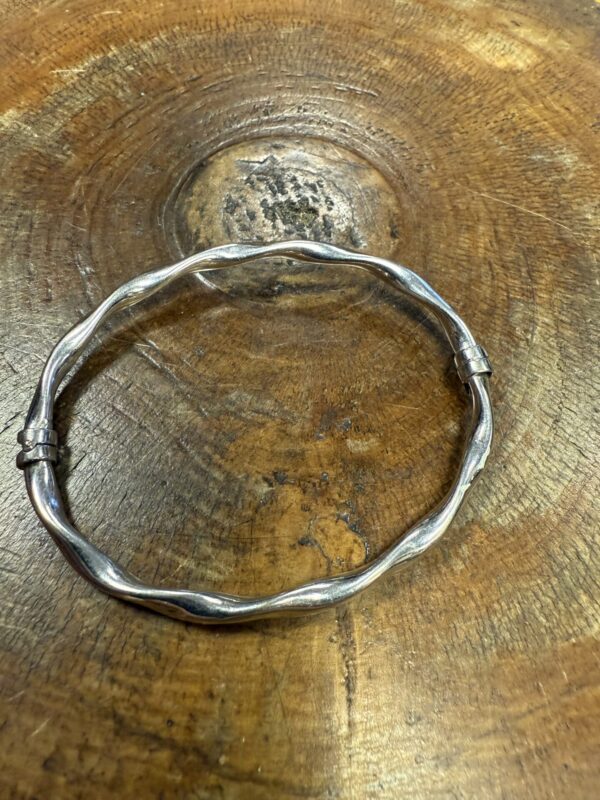 9ct white gold twiglet style bangle - Image 4