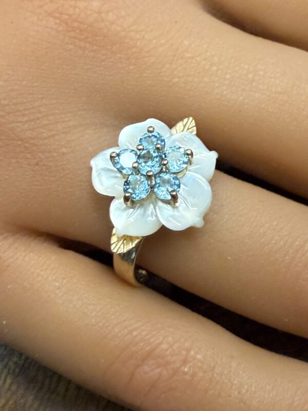 10ct gold blue topaz and mop ring - Image 2