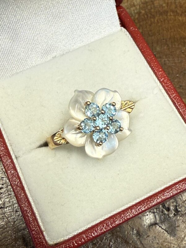 10ct gold blue topaz and mop ring - Image 3