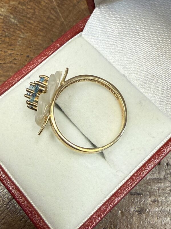 10ct gold blue topaz and mop ring - Image 4
