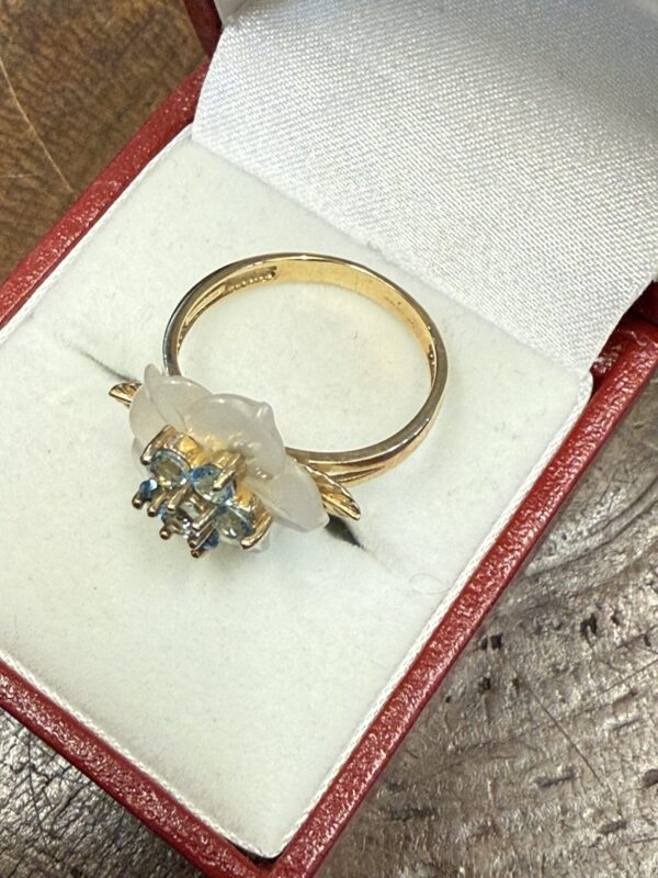 10ct gold blue topaz and mop ring - Image 5