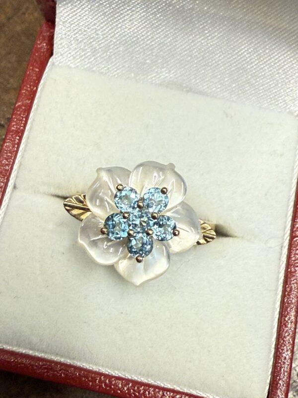 10ct gold blue topaz and mop ring - Image 6