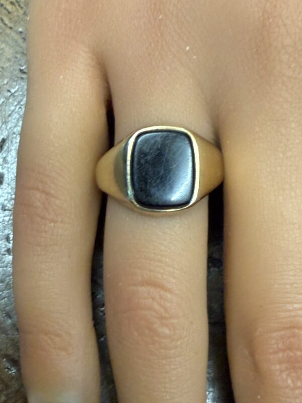 9ct gold and onyx signet ring - Image 2