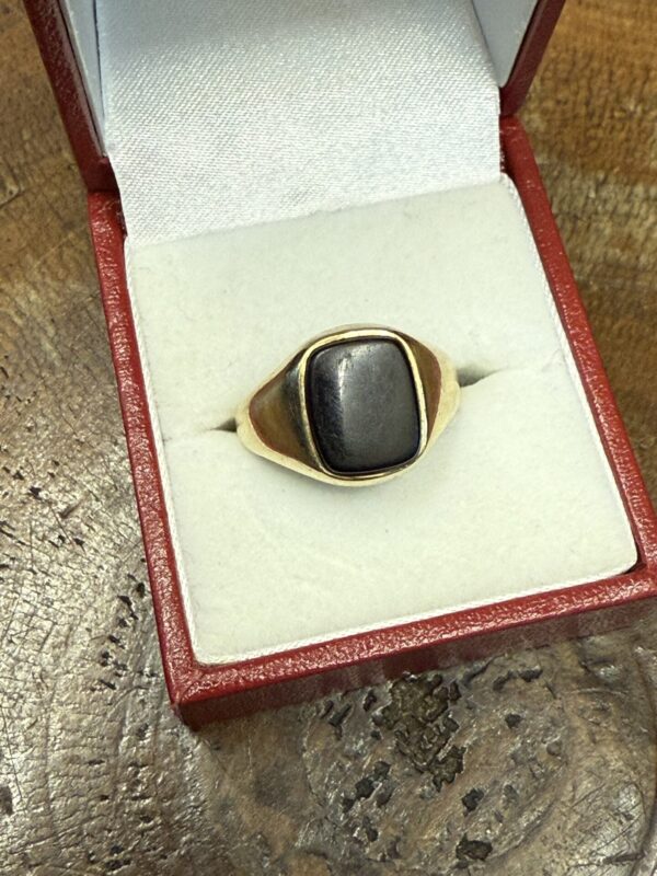 9ct gold and onyx signet ring - Image 3