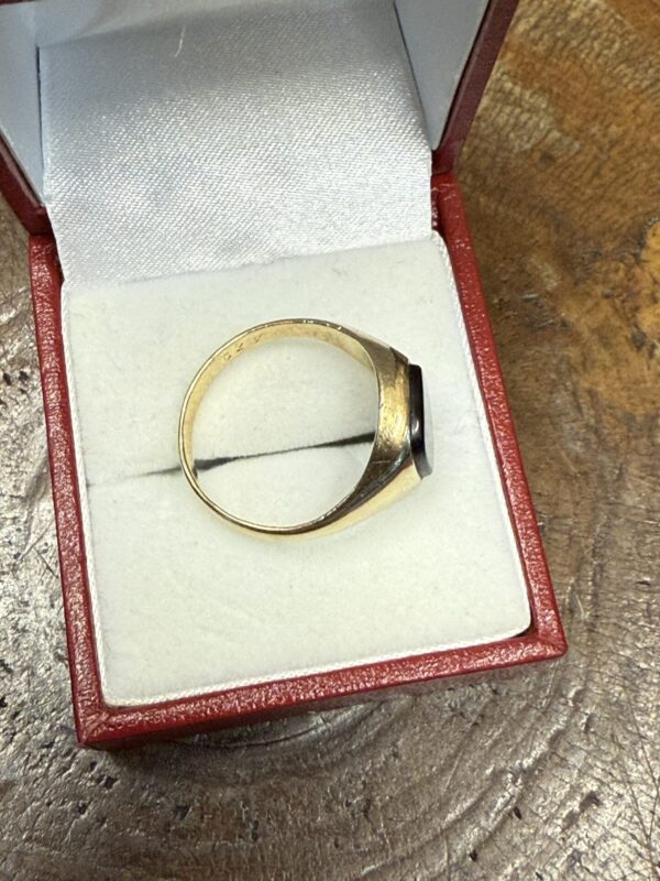 9ct gold and onyx signet ring - Image 4
