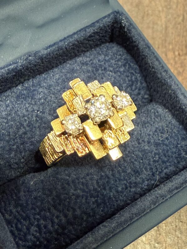 18ct gold and diamond modernist ring - Image 3