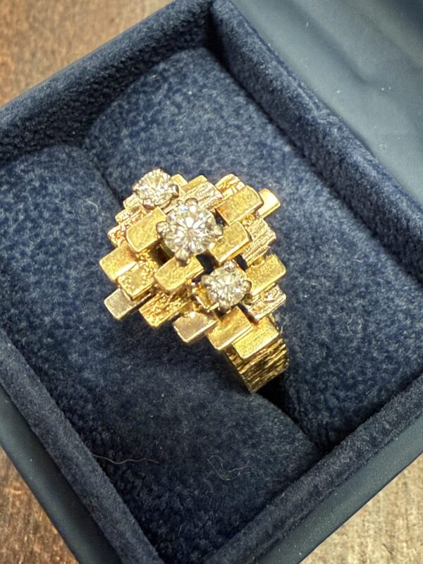 18ct gold and diamond modernist ring - Image 4